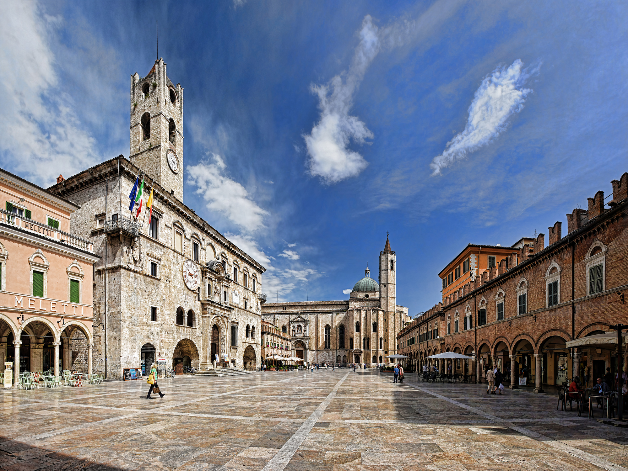 日落時分的廣場全景